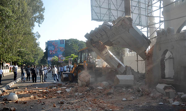 ಬೆಂಗಳೂರು: ಸಂಚಾರ ದಟ್ಟಣೆ ತಗ್ಗಿಸಲು ಮಸೀದಿ ಮಿನರ್ ತೆರವುಗೊಳಿಸಿದ ಮುಸ್ಲಿಮರು